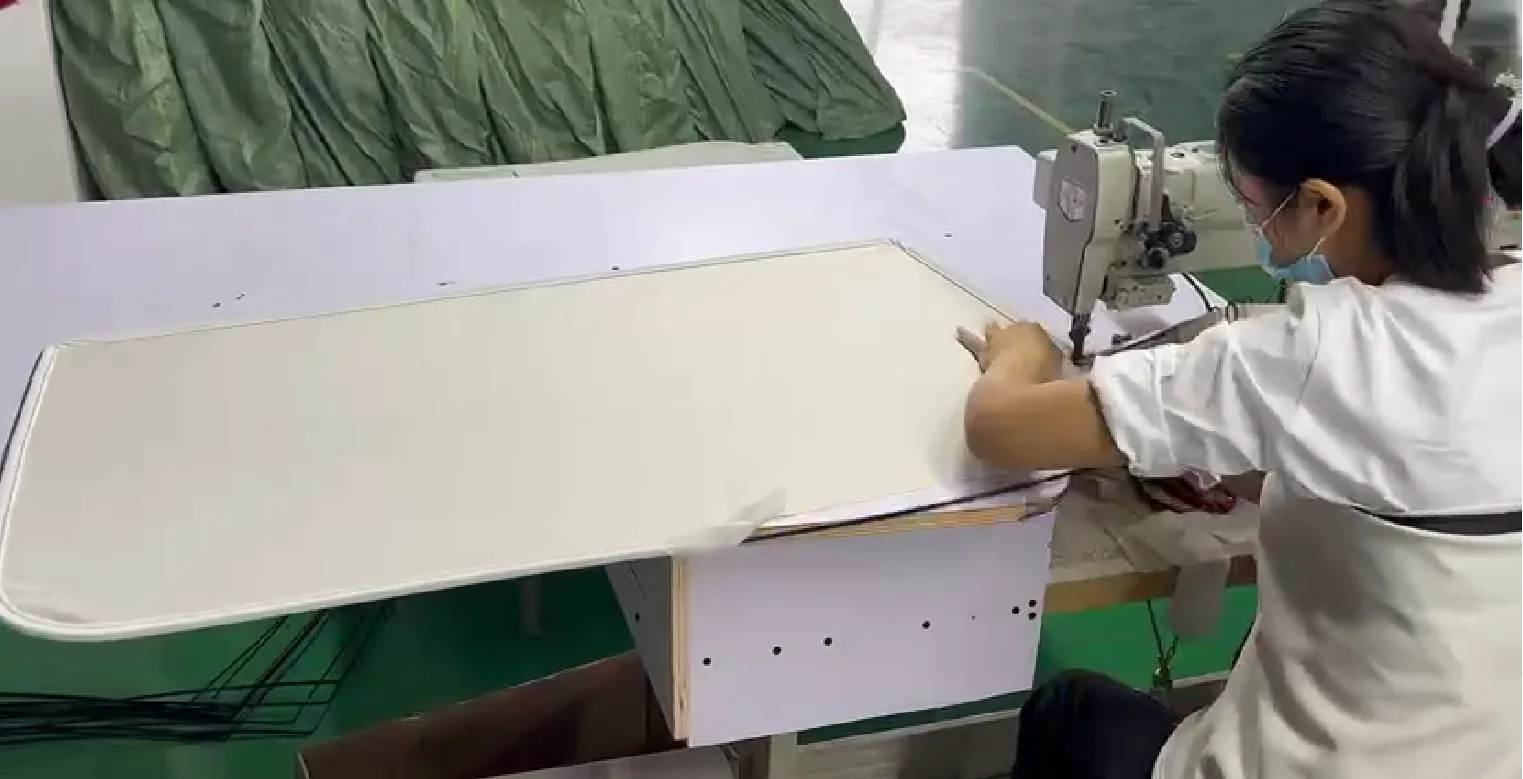 明色サンシェードパネルを縫製する作業者