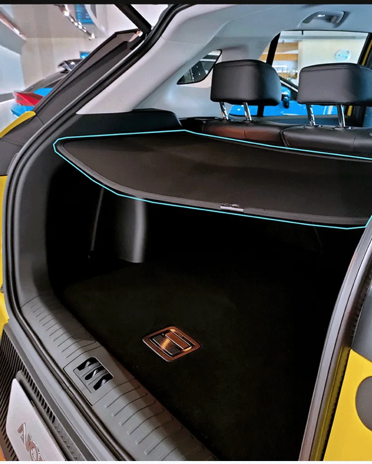 Trunk cover fitted in the luggage area of an SUV